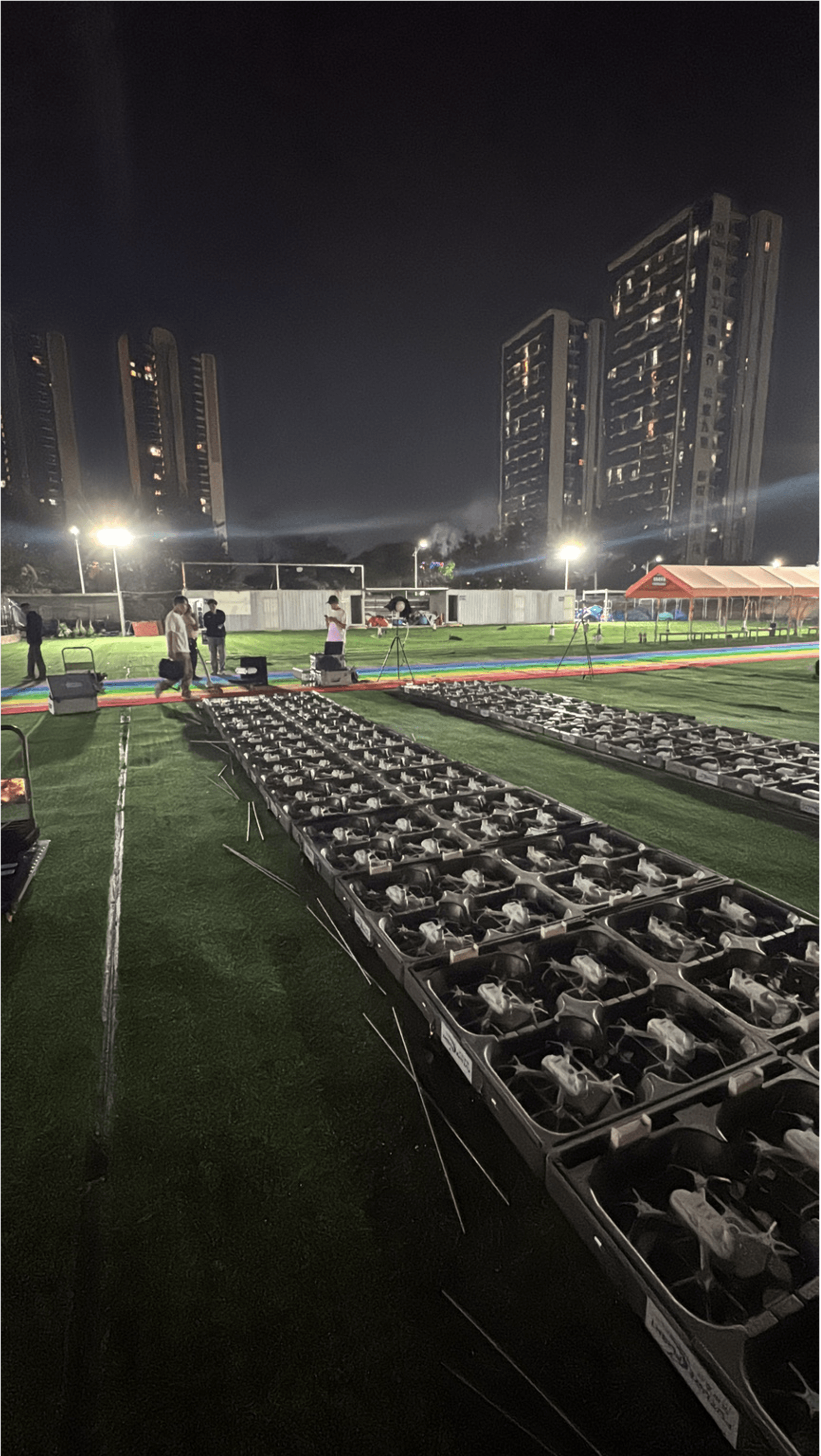 Formasi takeoff drone iDrone — ratusan drone diluncurkan dari area ringkas dalam satu grid presisi